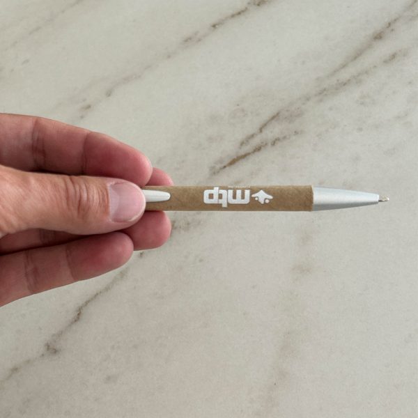 Bolígrafo marrón con capucha y plumilla plateadas y logo de Fundación MTP.