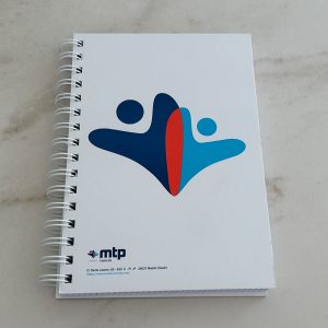 Cara frontal de libreta de anillas con logo de Fundación MTP a color sobre fondo blanco.