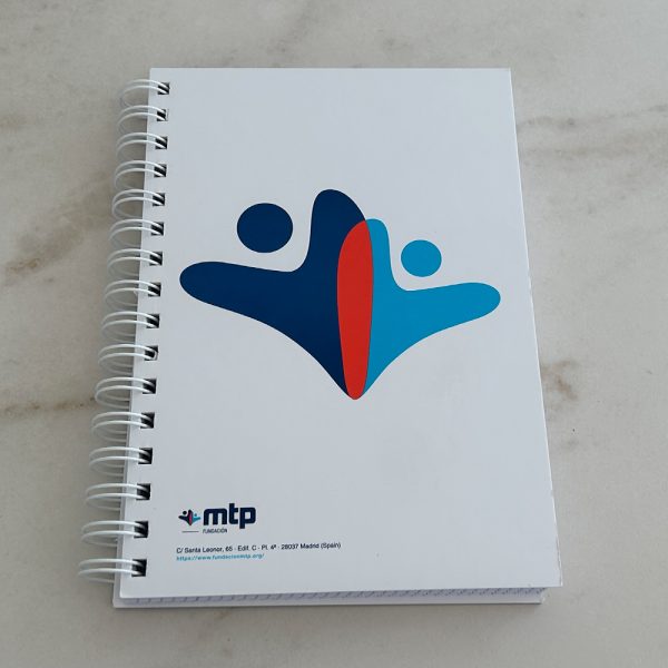 Cara frontal de libreta de anillas con logo de Fundación MTP a color sobre fondo blanco.