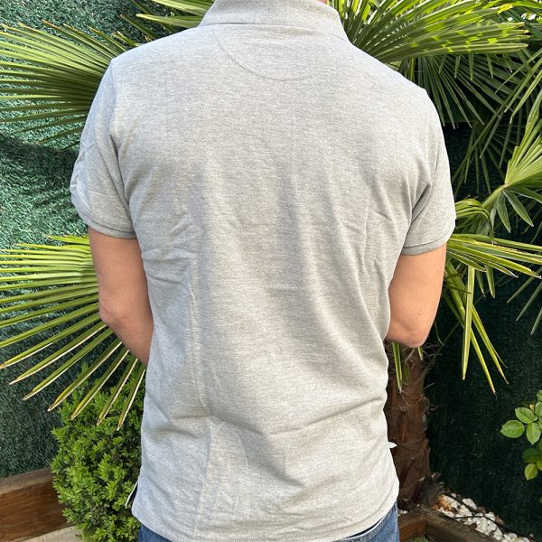 Polo de algodón con tres botones en color gris con logotipo de la Fundación MTP