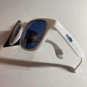 Gafas de sol de pasta blancas con logotipo de Fundación MTP en una de las patillas.