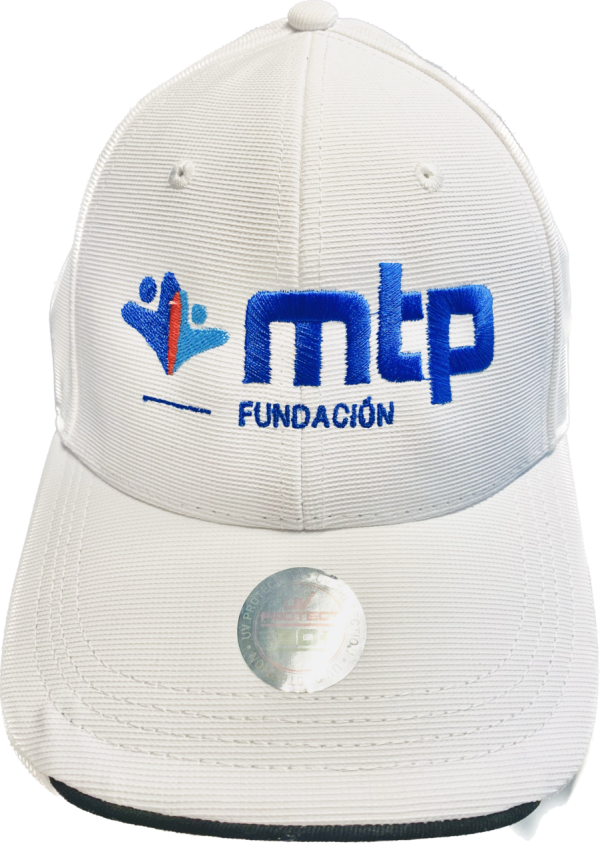 Gorra blanca de visera curva con logotipo de Fundación MTP.