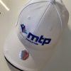 Gorra blanca de visera curva con logotipo de Fundación MTP.