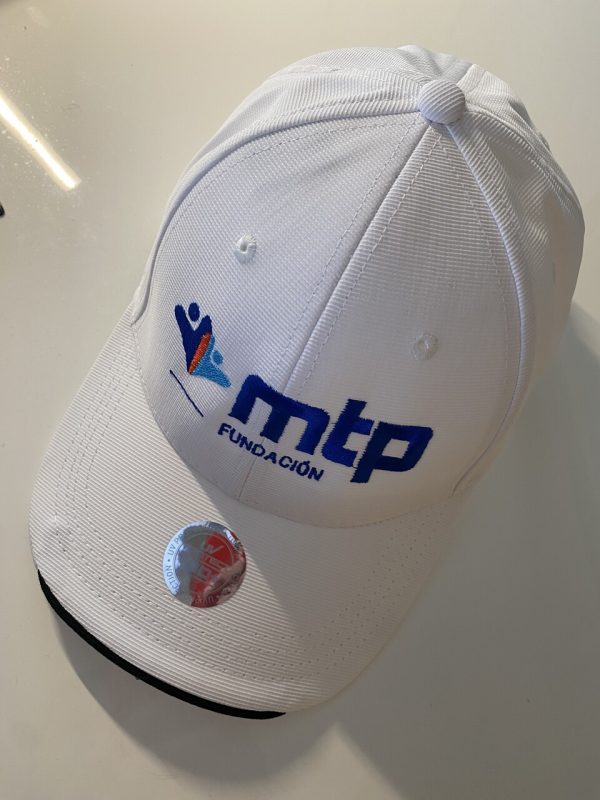 Gorra blanca de visera curva con logotipo de Fundación MTP.