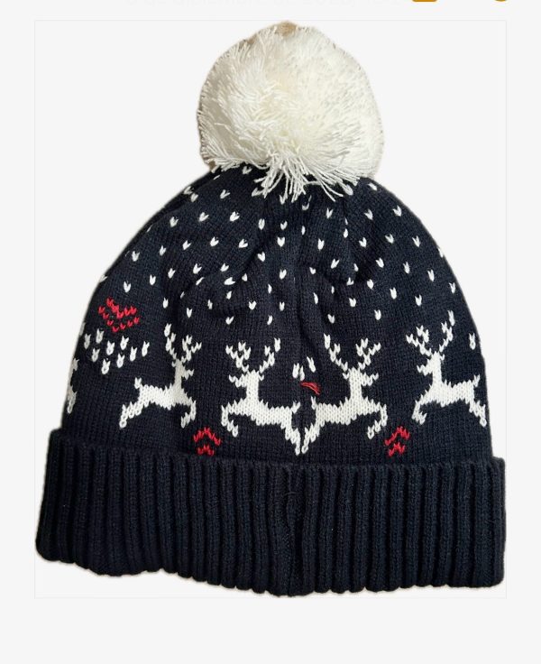 Gorro negro de navidad con diseño de renos y pompón blanco.