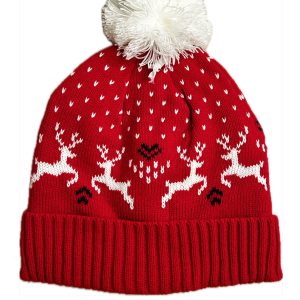 Gorro rojo de navidad con diseño de renos y pompón blanco.