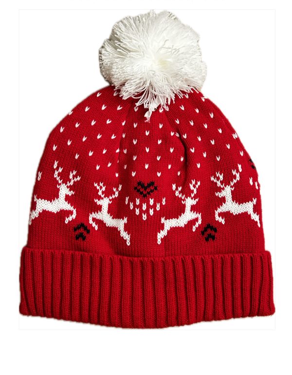 Gorro rojo de navidad con diseño de renos y pompón blanco.