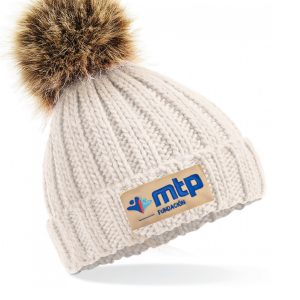 Gorro beige claro con pompón marrón y logotipo de Fundación MTP.