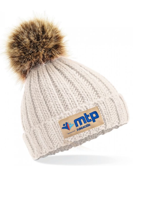 Gorro beige claro con pompón marrón y logotipo de Fundación MTP.