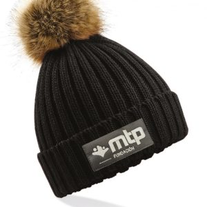 Gorro negro con pompón marrón y logotipo de Fundación MTP en blanco.