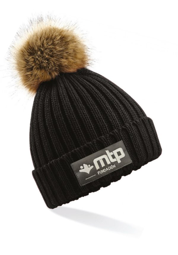 Gorro negro con pompón marrón y logotipo de Fundación MTP en blanco.