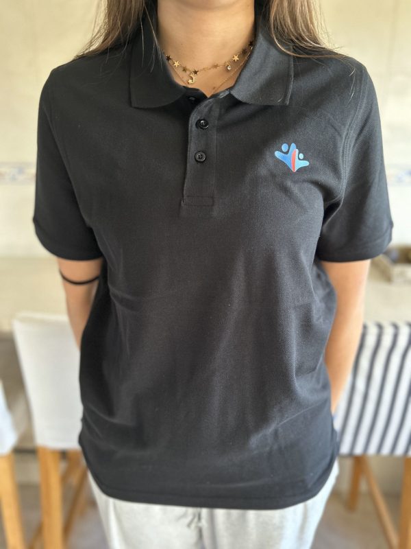 Polo de algodón con tres botones en color negro con logotipo de la Fundación MTP