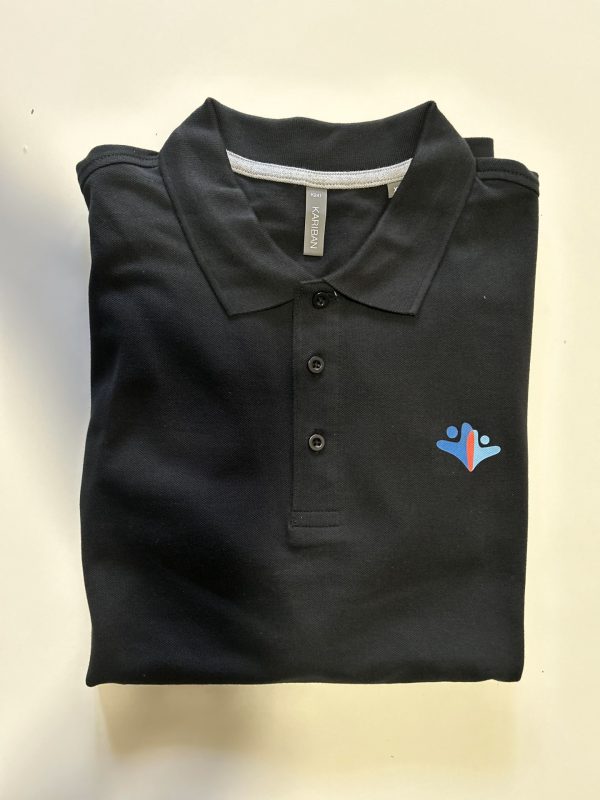 Polo de algodón con tres botones en color negro con logotipo de la Fundación MTP