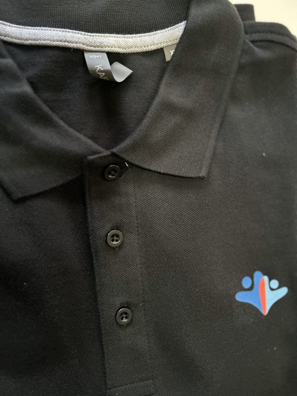 Polo de algodón con tres botones en color negro con logotipo de la Fundación MTP