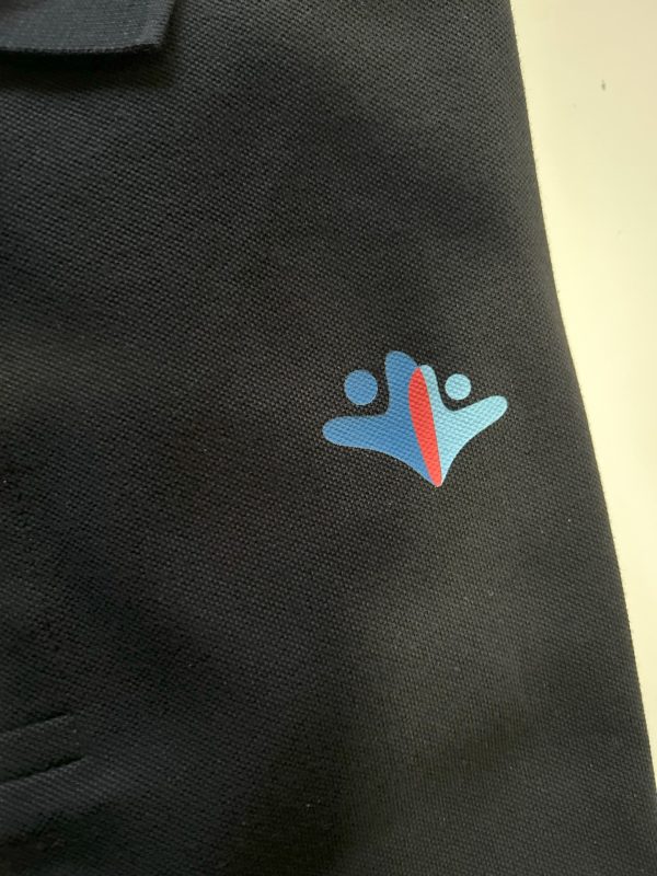 Polo de algodón con tres botones en color negro con logotipo de la Fundación MTP