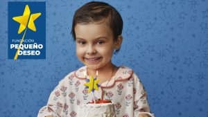 Vela con dos estrellas superpuestas una en amarillo y otra azul y con dos mechas.